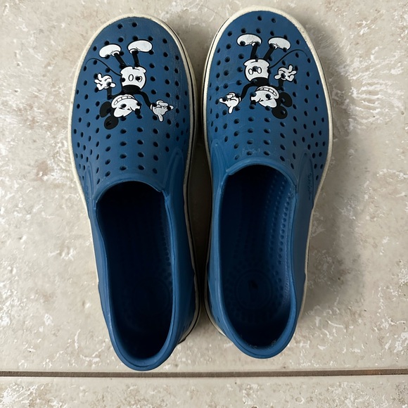 Native Mickey Mouse Miles Shoes. Very good condition. These are J1. - Picture 3 of 4